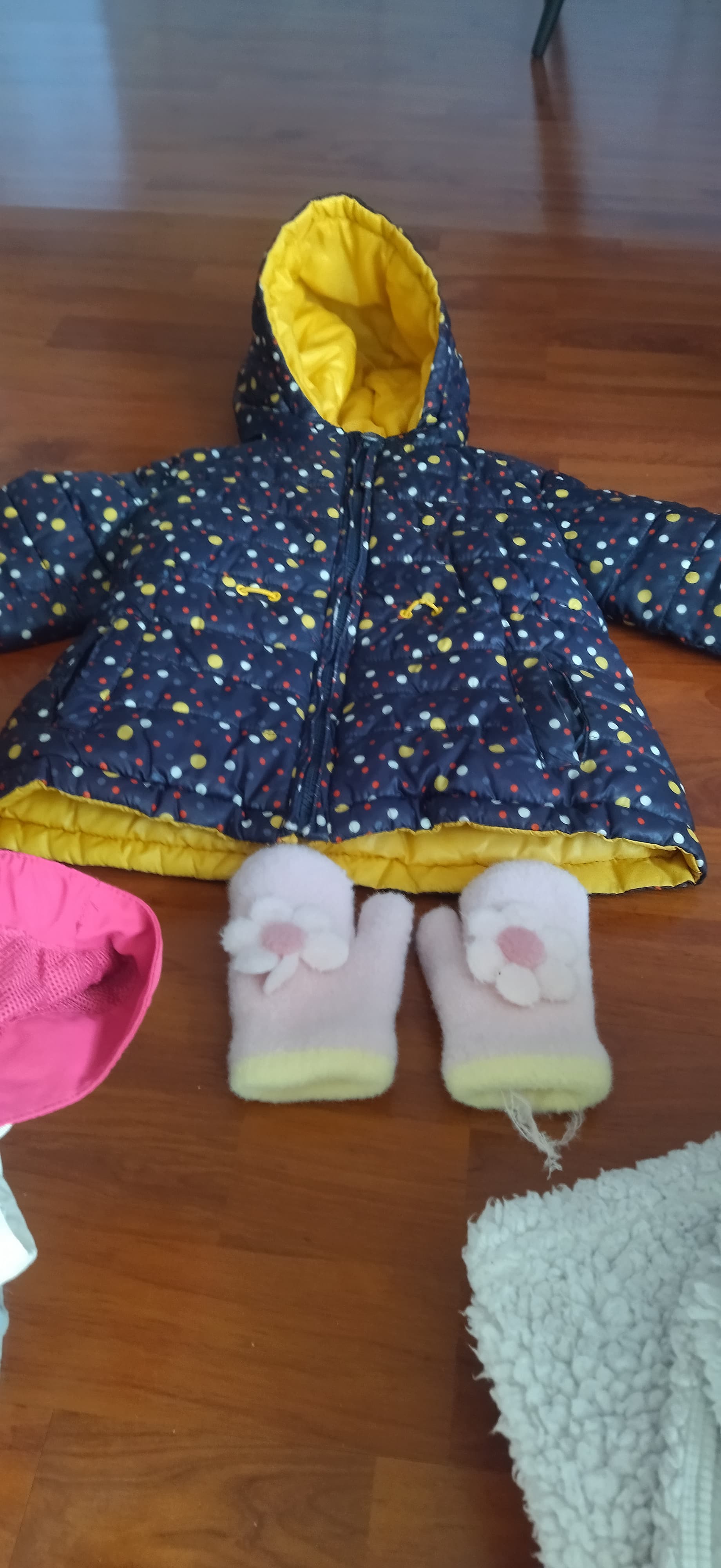 Odjeca za curicu od 2-3 god, za djecaka par stvarcica od 7-8 god i za stariju curicu od 10-11 god